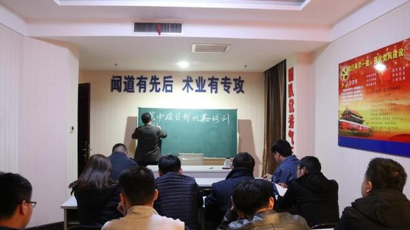 为提高培训效果，中小企业可以尝试以下创新培训模式：